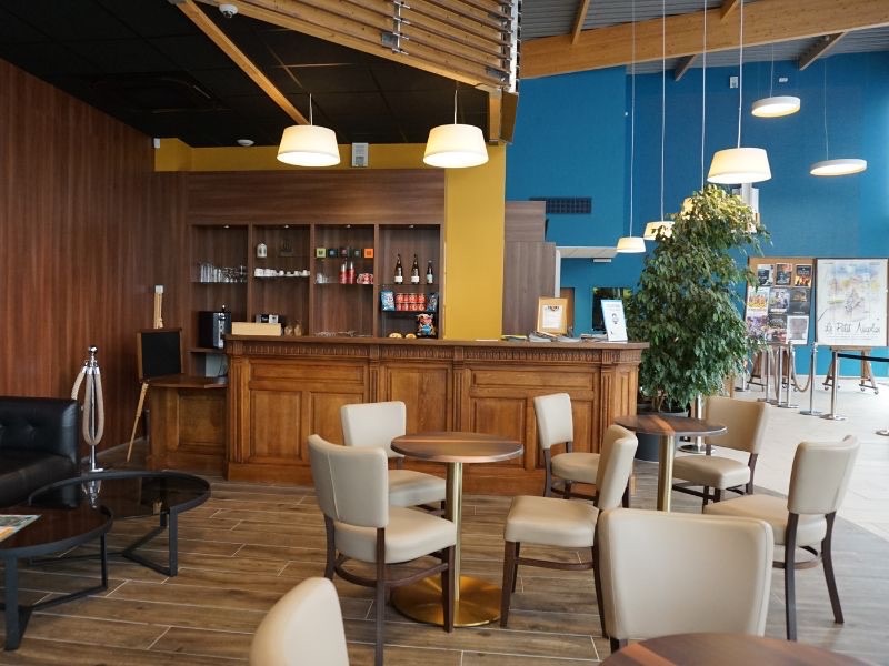 Intérieur du cinéma de Biscarrosse avec son café