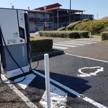 Bornes de recharge pour voitures électriques et hybrides Bornes de recharge pour voitures électriques et hybrides