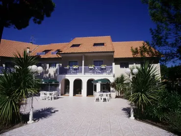 1-hotel-les-vagues-entree-facade 1-hotel-les-vagues-entree-facade