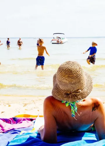 Bronzette sur la plage Plage de l'océan Biscarrosse