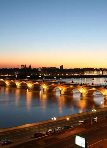Ville de Bordeaux La ville de Bordeaux avec le pont de Pierre