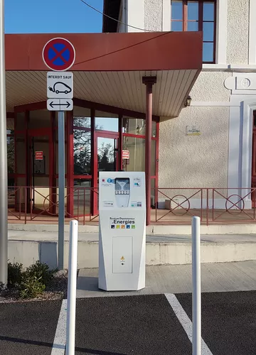 Borne de recharge voiture électrique à la mairie de lue Borne de recharge voiture électrique à la mairie de lue
