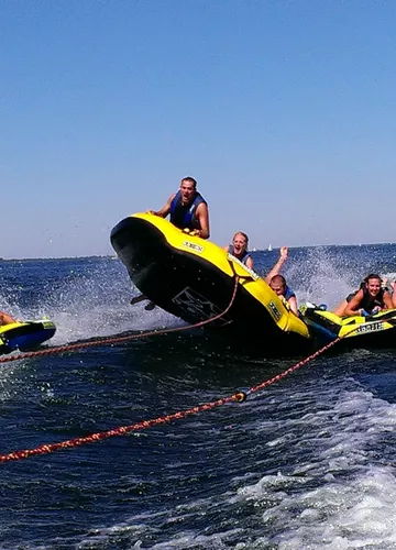 Bouées et et ski nautique sur le lac Bouées et et ski nautique sur le lac de Biscarrosse