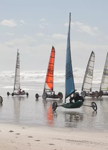 Char à voile sur les plages de Biscarrosse Char à voile sur les plages de Biscarrosse