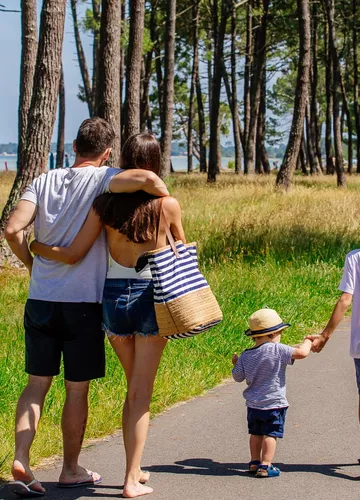 Des vacances en famille famille-balade-lac