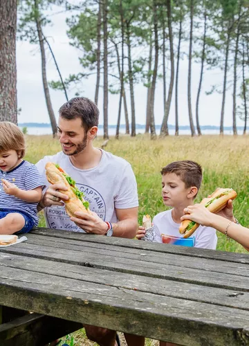 Des vacances en famille famille-pique-nique-bisca