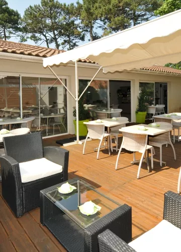 Terrasse hotel la forestière Hotel la forestière à Biscarrosse