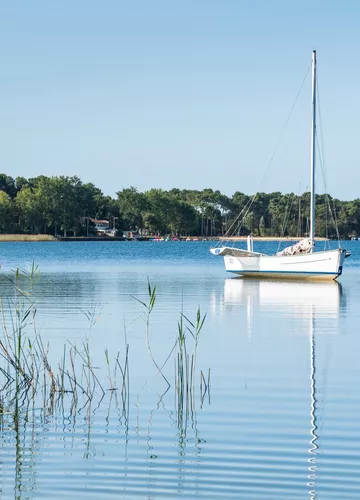 bateau sur le lac de sanguinet lac de sanguinet-landes