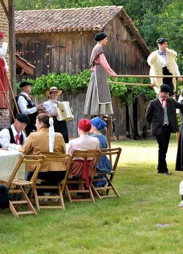 Les échassiers du groupe Lous Esquirous Lous esquirous échassiers et traditions landaises