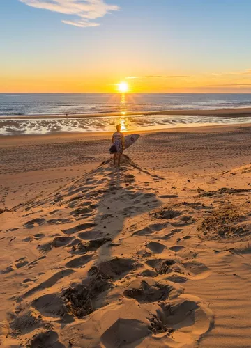 Coucher de soleil sur la plage de Biscarrosse Coucher de soleil sur la plage de Biscarrosse