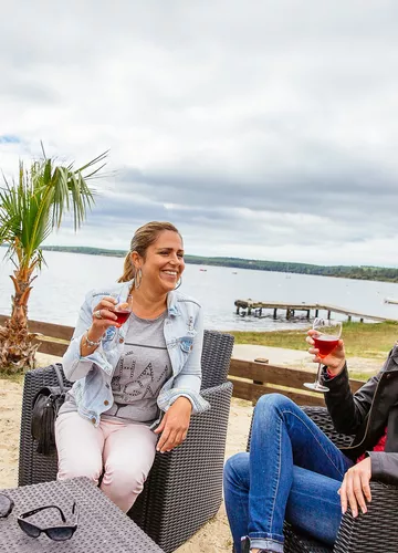 Au bord du lac de Biscarrosse Prendre un verre au bord du lac de Biscarrosse