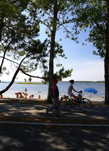 Au bord du lac de Sanguinet Vélo au bord du lac de Sanguinet