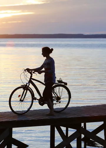 Vélo et coucher de soleil Vélo et coucher de soleil sur le lac de Sanguinet