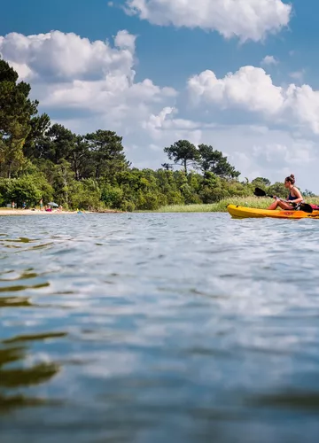 Pirogue sur le lac de sanguinet lac de sanguinet-landes