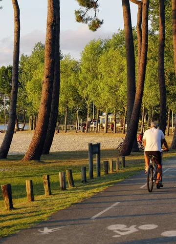 Vélo au bord du lac de Sanguinet Vélo au bord du lac de Sanguinet