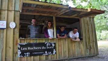 Les Ruchers du Born Equipe des Ruchers du Born Les Ruchers du Born Equipe des Ruchers du Born
