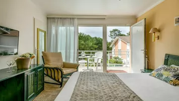 hotel-la-forestiere-chambre-superieure-terrasse-grand-lit-180x190-vue-piscine hotel-la-forestiere-chambre-superieure-terrasse-grand-lit-180x190-vue-piscine