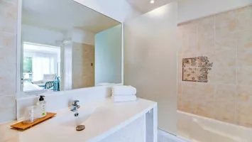 hotel-la-forestiere-salle-de-bain-baignoire-chambre-superieure-Terrasse hotel-la-forestiere-salle-de-bain-baignoire-chambre-superieure-Terrasse