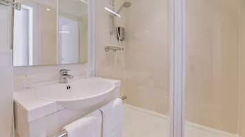 hotel-la-forestiere-salle-de-bain-douche-standard hotel-la-forestiere-salle-de-bain-douche-standard