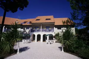 1-hotel-les-vagues-entree-facade 1-hotel-les-vagues-entree-facade