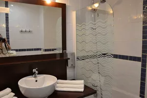 hotel-les-vagues-ch-310-sdb hotel-les-vagues-ch-310-sdb