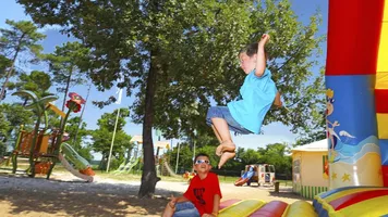 chateau-gonflable-camping-le-lac-de-sanguinet-lac-de-cazaux-sanguinet chateau-gonflable-camping-le-lac-de-sanguinet-lac-de-cazaux-sanguinet