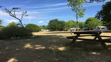 le-frezat-aire-naturelle-camping-bisca-table-picnic