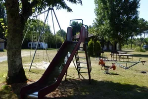 le-frezat-jeux-enfants-aire-naturelle-camping-bisca