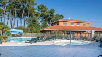 Le Domaine des Grands Lacs_Piscine Externe_300dpi_01 Le Domaine des Grands Lacs_Piscine Externe_300dpi_01